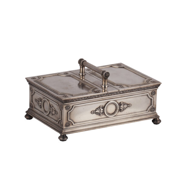 Lot 0024 <br/>An impressive Faberge silver-gilt cigar box <br/>Estimate: 35000-40000€