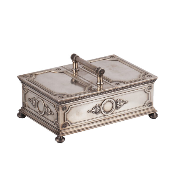 Lot 0024 <br/>An impressive Faberge silver-gilt cigar box <br/>Estimate: 35000-40000€ - Image 2