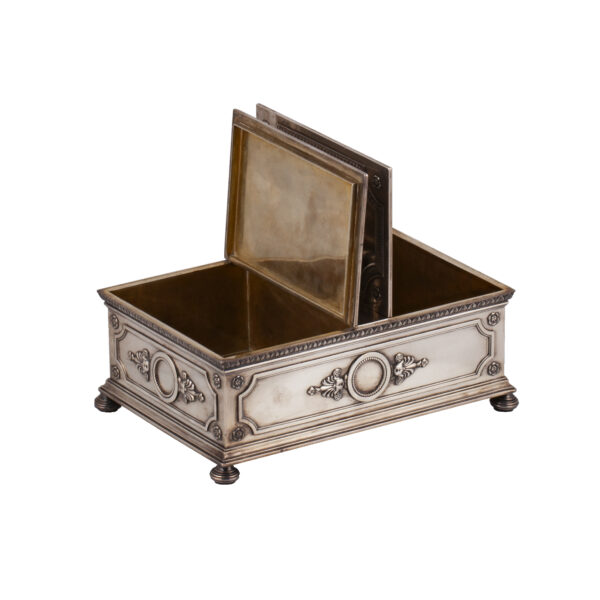 Lot 0024 <br/>An impressive Faberge silver-gilt cigar box <br/>Estimate: 35000-40000€ - Image 3