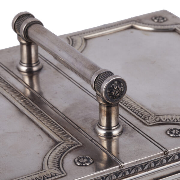 Lot 0024 <br/>An impressive Faberge silver-gilt cigar box <br/>Estimate: 35000-40000€ - Image 8