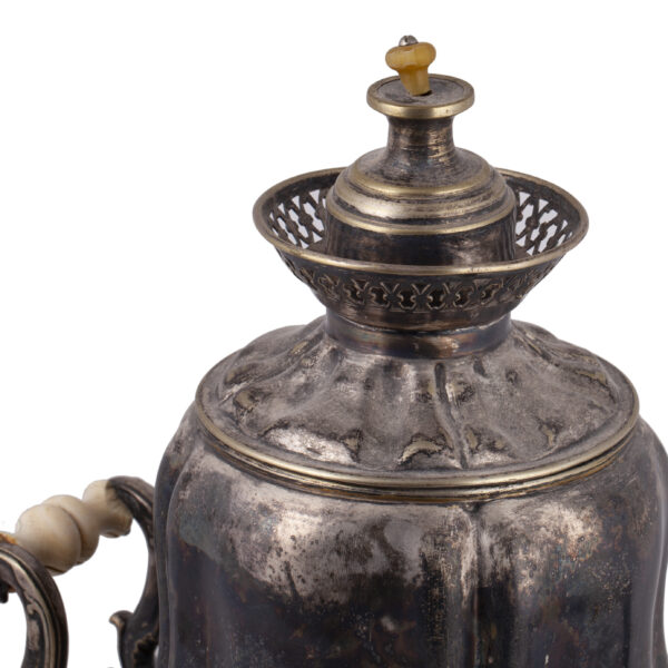 Lot 0253 <br/>An Imperial Russian samovar by the BUCH brothers <br/>Estimate: 8000-10000€ - Image 2