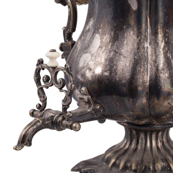 Lot 0253 <br/>An Imperial Russian samovar by the BUCH brothers <br/>Estimate: 8000-10000€ - Image 3