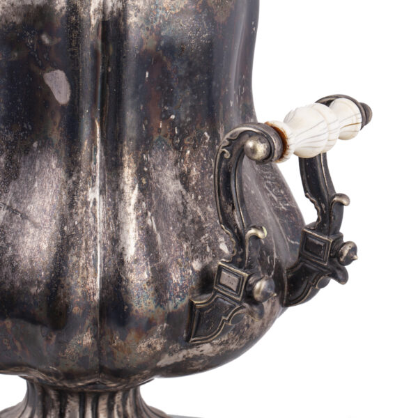 Lot 0253 <br/>An Imperial Russian samovar by the BUCH brothers <br/>Estimate: 8000-10000€ - Image 4