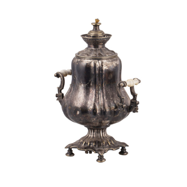 Lot 0253 <br/>An Imperial Russian samovar by the BUCH brothers <br/>Estimate: 8000-10000€ - Image 5