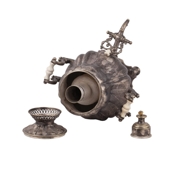 Lot 0253 <br/>An Imperial Russian samovar by the BUCH brothers <br/>Estimate: 8000-10000€ - Image 6