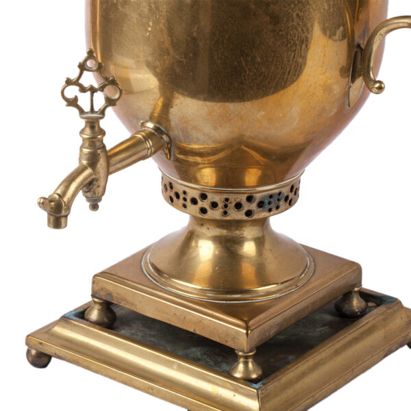 Lot 0254 <br/>A Russian samovar in the shape of a vase <br/>Estimate: 300-400€ - Image 3