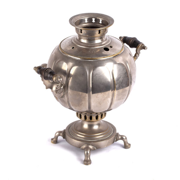 Lot 0258 <br/>An “Egoist” Russian brass samovar by Vorontsov manufactory <br/>Estimate: 800-1000€ - Image 2