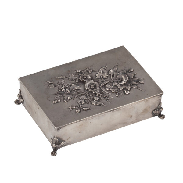 Lot 0025 <br/>A Russian silver-gilt cigar box "Flowers bouquette" <br/>Estimate: 4000-5000€