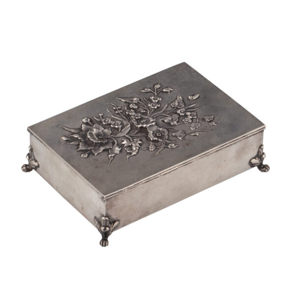 Lot 0025 <br/>A Russian silver-gilt cigar box "Flowers bouquette" <br/>Estimate: 4000-5000€ - Image 2