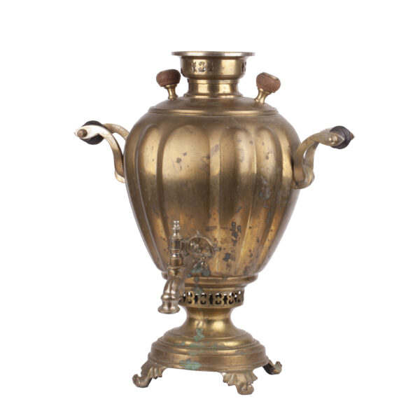 Lot 0260 <br/>A Russian brass egg-shaped samovar. Batashev Brothers <br/>Estimate: 300-350€