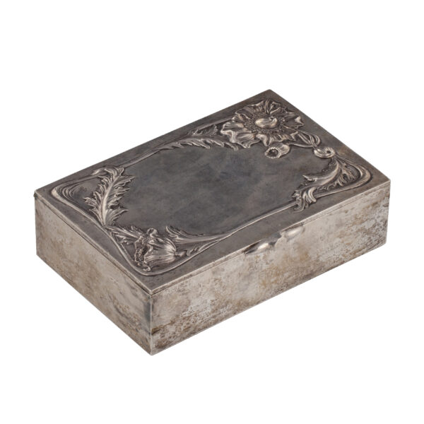 Lot 0027 <br/>A Russian art-noveau style silver cigar box <br/>Estimate: 4000-5000€