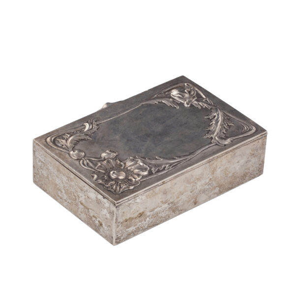 Lot 0027 <br/>A Russian art-noveau style silver cigar box <br/>Estimate: 4000-5000€ - Image 2