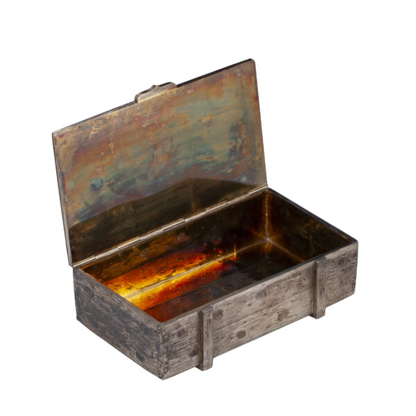 Lot 0028 <br/>A very unusual Russian silver-gilt and en-plein enamel cigar box. P. Millukov <br/>Estimate: 10000-12000€ - Image 4