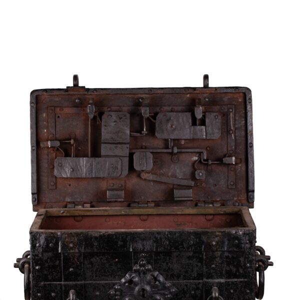 Lot 0290 <br/>17th Century Steel Safe Box/Trunk with 5 Locking Mechanisms <br/>Estimate: 7000-10000€ - Image 7