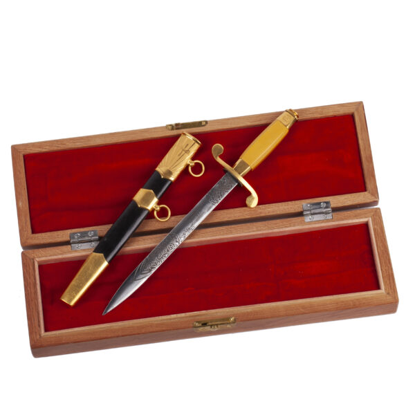 Lot 0299 <br/>A Soviet Aviation Dagger with engraving in box. 1965 <br/>Estimate: 2500-3000€