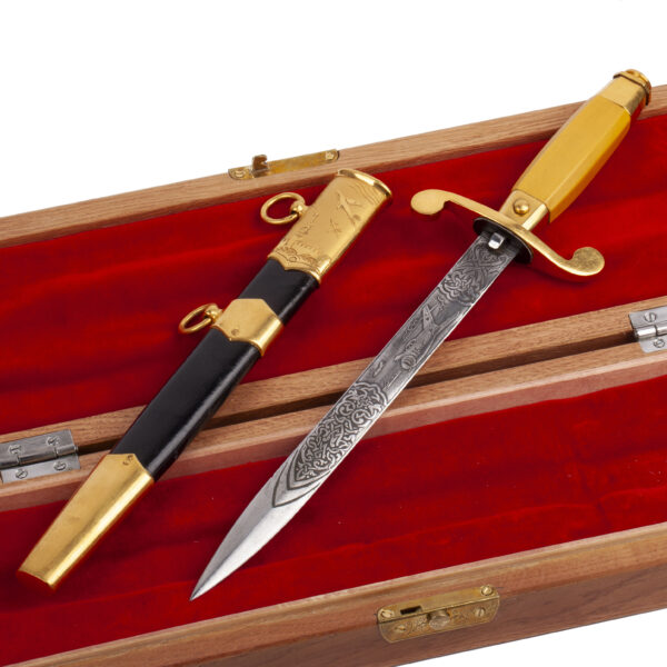 Lot 0299 <br/>A Soviet Aviation Dagger with engraving in box. 1965 <br/>Estimate: 2500-3000€ - Image 5