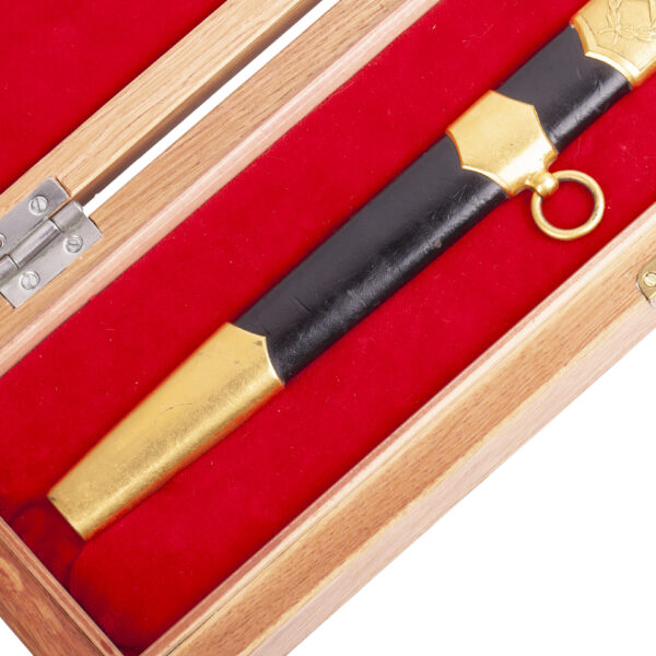 Lot 0300 <br/>A Soviet Infantry Dagger with engraving in box <br/>Estimate: 2500-3000€ - Image 7