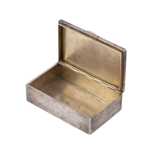 Lot 0032 <br/>A Russian silver-gilt cigar box with Tallinn city views <br/>Estimate: 4000-5000€ - Image 5