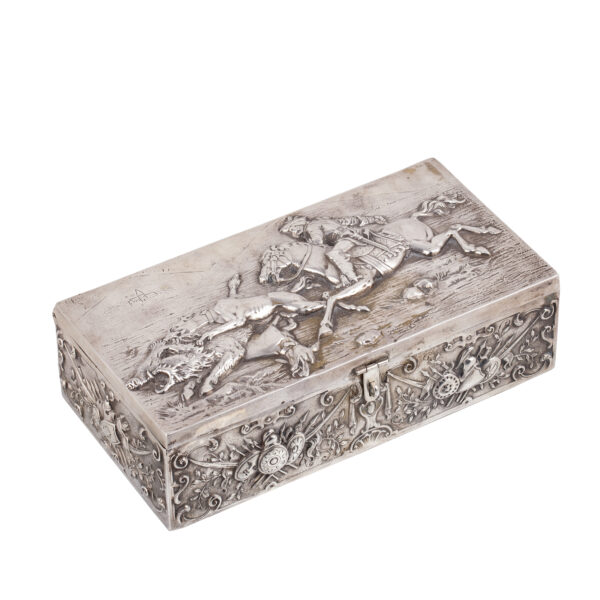 Lot 0034 <br/>A Russian cast silver cigar box with "Dogs hunting" composition. I. Szekman <br/>Estimate: 4000-5000€