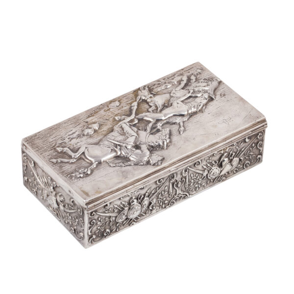 Lot 0034 <br/>A Russian cast silver cigar box with "Dogs hunting" composition. I. Szekman <br/>Estimate: 4000-5000€ - Image 2