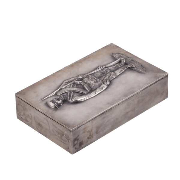 Lot 0035 <br/>A massive Russian cast silver-gilt cigar box with a portrait of Cossack Kuzma Kruchkov <br/>Estimate: 7500-9000€ - Image 2