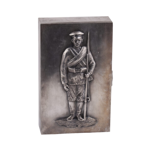 Lot 0035 <br/>A massive Russian cast silver-gilt cigar box with a portrait of Cossack Kuzma Kruchkov <br/>Estimate: 7500-9000€ - Image 3