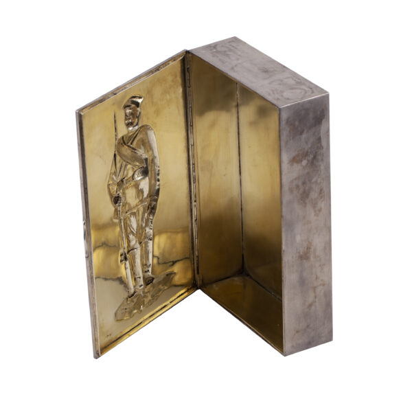 Lot 0035 <br/>A massive Russian cast silver-gilt cigar box with a portrait of Cossack Kuzma Kruchkov <br/>Estimate: 7500-9000€ - Image 4