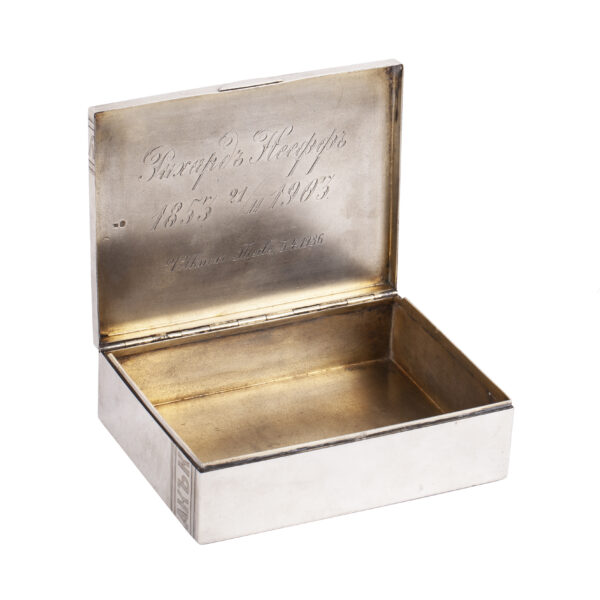 Lot 0036 <br/>A Russian silver-gilt advertising cigar box of Rostov on Don tobacco trader <br/>Estimate: 2000-2500€ - Image 4