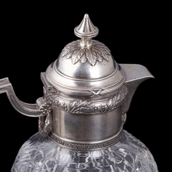 Lot 0047 <br/>A Faberge silver-gilt and cut-crystal decanter <br/>Estimate: 25000-30000€ - Image 3