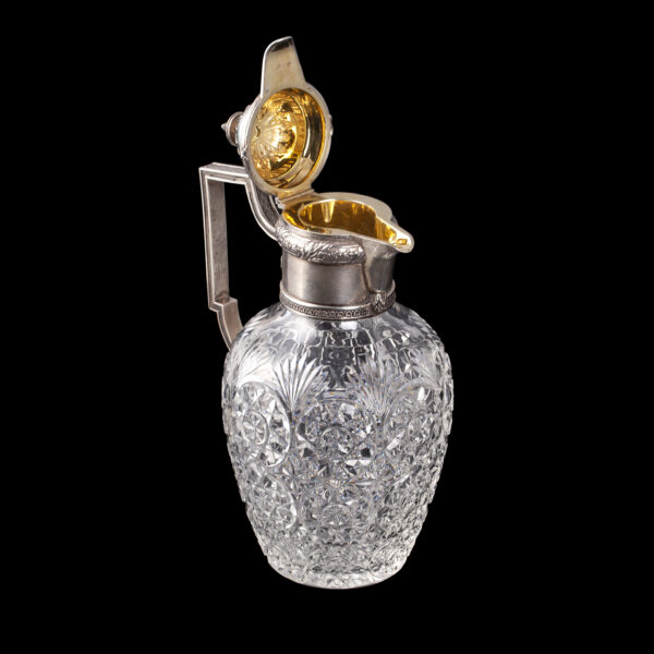 Lot 0047 <br/>A Faberge silver-gilt and cut-crystal decanter <br/>Estimate: 25000-30000€ - Image 4