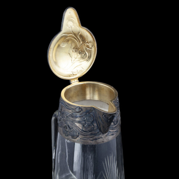 Lot 0052 <br/>An elegant Russian art nouveau style silver-gilt and cut glass decanter <br/>Estimate: 3000-3500€ - Image 4