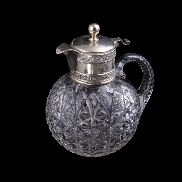 Lot 0055 <br/>An elegant Faberge silver-gilt and cut crystal bowl flask carafe <br/>Estimate: 18000-25000€