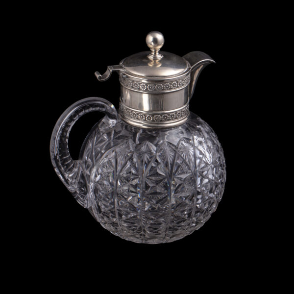 Lot 0055 <br/>An elegant Faberge silver-gilt and cut crystal bowl flask carafe <br/>Estimate: 18000-25000€ - Image 2