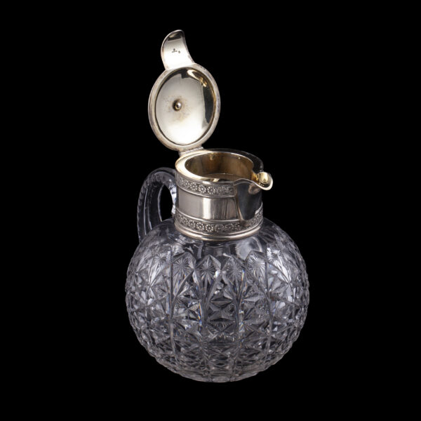 Lot 0055 <br/>An elegant Faberge silver-gilt and cut crystal bowl flask carafe <br/>Estimate: 18000-25000€ - Image 3