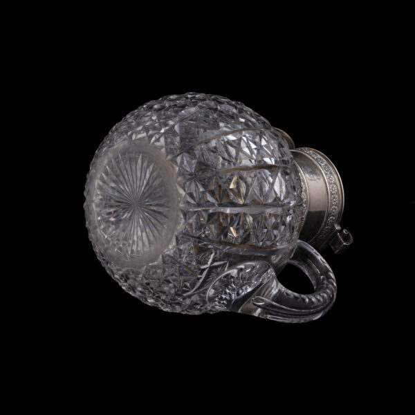 Lot 0055 <br/>An elegant Faberge silver-gilt and cut crystal bowl flask carafe <br/>Estimate: 18000-25000€ - Image 4