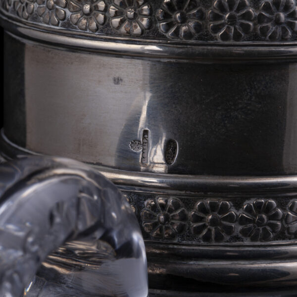 Lot 0055 <br/>An elegant Faberge silver-gilt and cut crystal bowl flask carafe <br/>Estimate: 18000-25000€ - Image 6