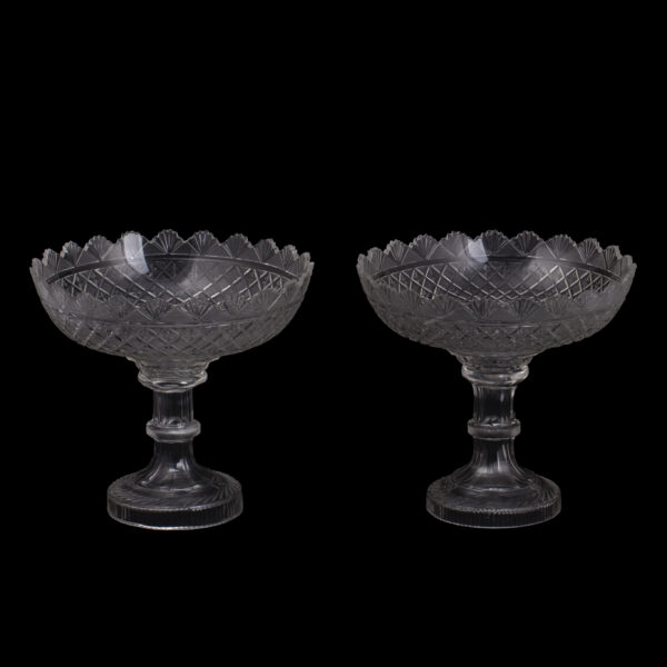 Lot 0061 <br/>A pair of Russian cut-crystal glass vases on the feets <br/>Estimate: 2000-2500€