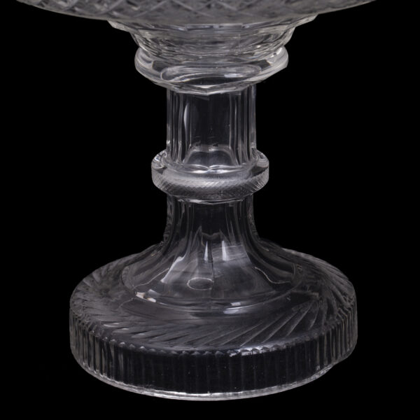 Lot 0061 <br/>A pair of Russian cut-crystal glass vases on the feets <br/>Estimate: 2000-2500€ - Image 3