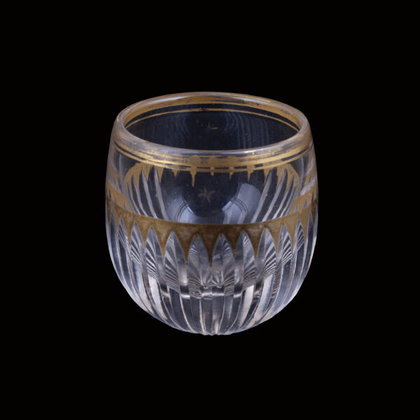 Lot 0070 <br/>A Russian glass vodka tumbler with a gold rim "Nevaliashka" <br/>Estimate: 1000-1200€ - Image 2