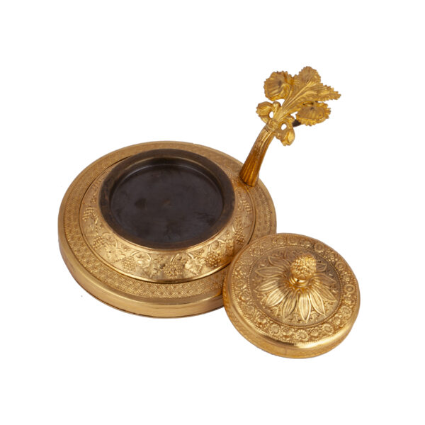 Lot 0074 <br/>A Russian brass-gilt glass holder with cut-glass inlay <br/>Estimate: 8000-12000€ - Image 2