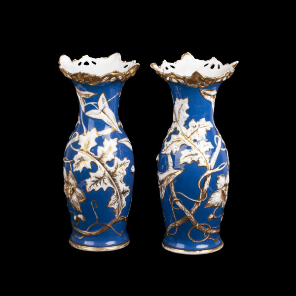 Lot 0084 <br/>A pair of Russian porcelain vases with a floral decoration <br/>Estimate: 1000-1200€ - Image 2