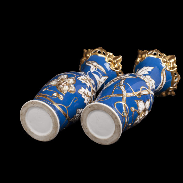 Lot 0084 <br/>A pair of Russian porcelain vases with a floral decoration <br/>Estimate: 1000-1200€ - Image 4