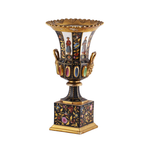 Lot 0085 <br/>A rare Russian porcelain, gilded and painting vase in chinoiserie style. Period of Emperor Nikolay I <br/>Estimate: 3000-3500€ - Image 2