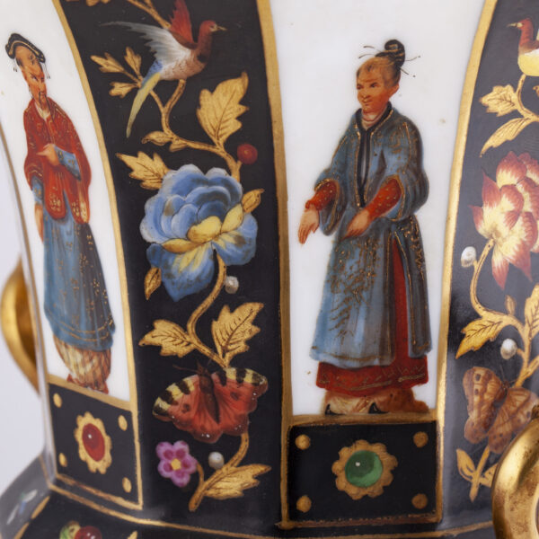 Lot 0085 <br/>A rare Russian porcelain, gilded and painting vase in chinoiserie style. Period of Emperor Nikolay I <br/>Estimate: 3000-3500€ - Image 3