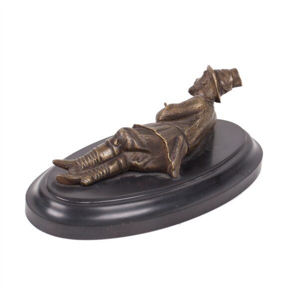 Lot 0008 <br/>A Russian bronze composition “Relaxing shepherd” <br/>Estimate: 500-700€ - Image 4