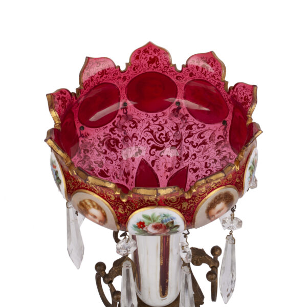 Lot 0090 <br/>19th-century Bohemian ruby glass lustre with enamelled portraits and prismatic droppers <br/>Estimate: 500-600€ - Image 3