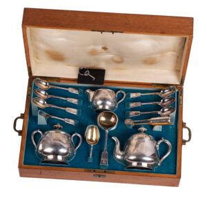 Lot 0184 <br/>Russian Silver Tea Service in Original Fitted Case, Pavel Ovchinnikov, St Petersburg, 1895 <br/>Estimate: 6000-8000€