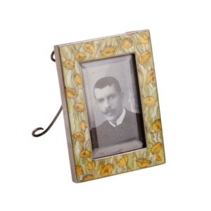 Lot 0194 <br/>Bolin Silver Art Nouveau Photo Frame with En-Plein Enamel, Moscow, 1908–1917 <br/>Estimate: 2500-3500€