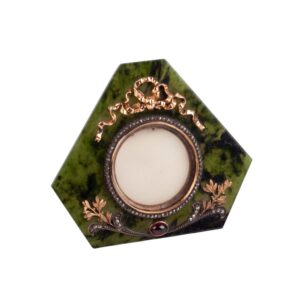 Lot 0195 <br/>Fabergé Nephrite Desk Photograph Frame with Gold, Diamonds and Ruby, St Petersburg, 1899–1903 <br/>Estimate: 6000-7000€