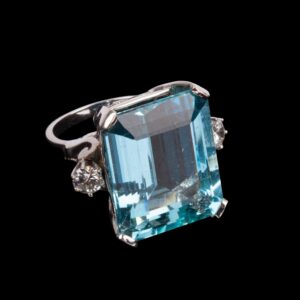 Lot 0253 <br/>14K White Gold Aquamarine and Diamond Cocktail Ring <br/>Estimate: 12000-15000€